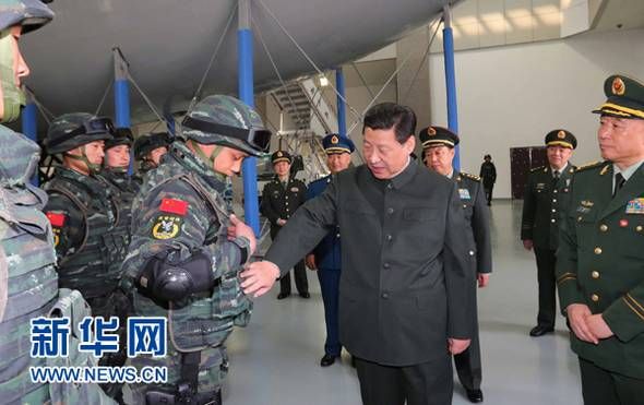 视察武警部队特警学院