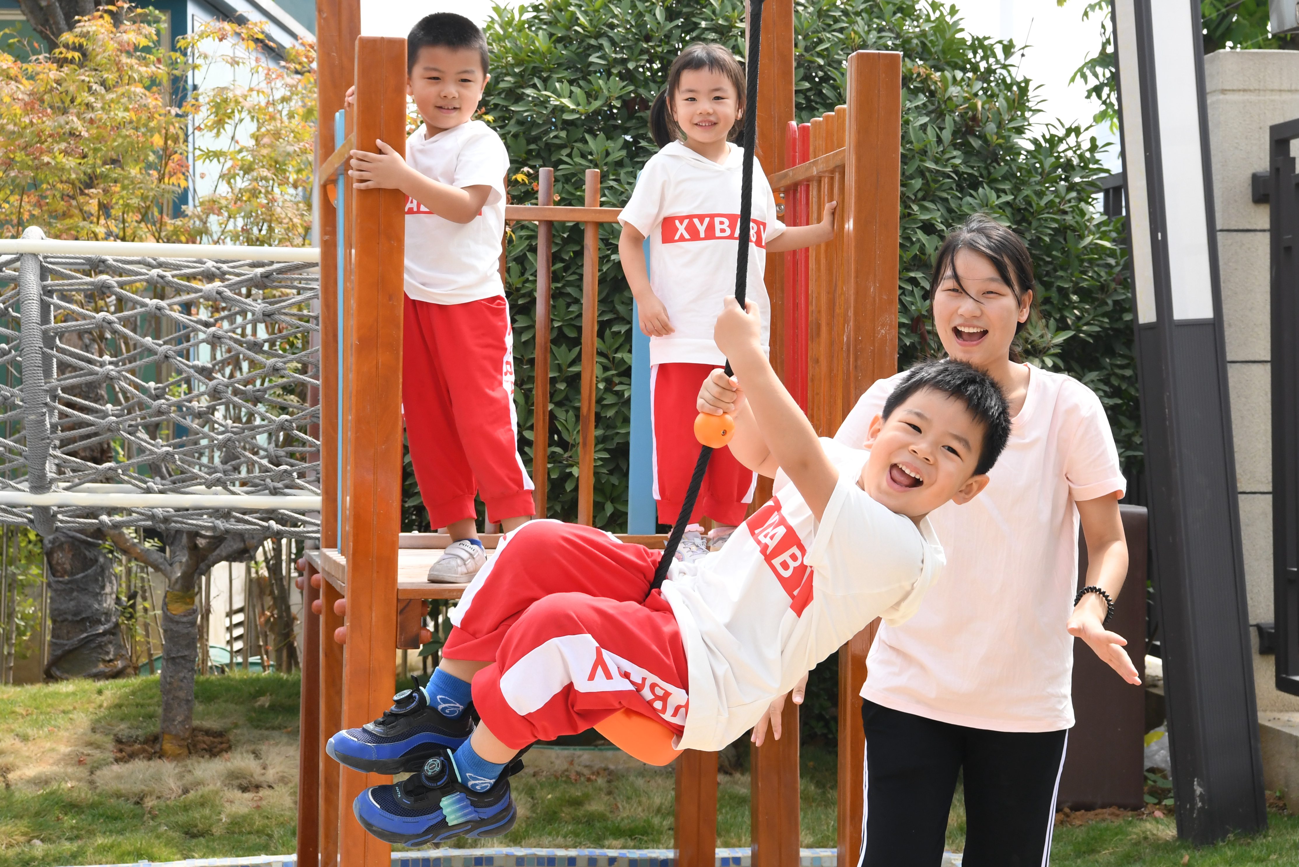 2022年9月9日，安徽省合肥市，在蜀山区仙霞幼儿园，小朋友在老师的陪伴下体验滑翔索道的乐趣，通过游戏增强孩子们的勇气和探索意识。 (2).JPG