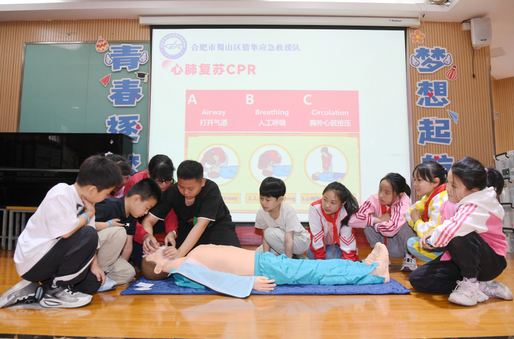 志愿者教孩子们学习心肺复苏等实用技能.jpg