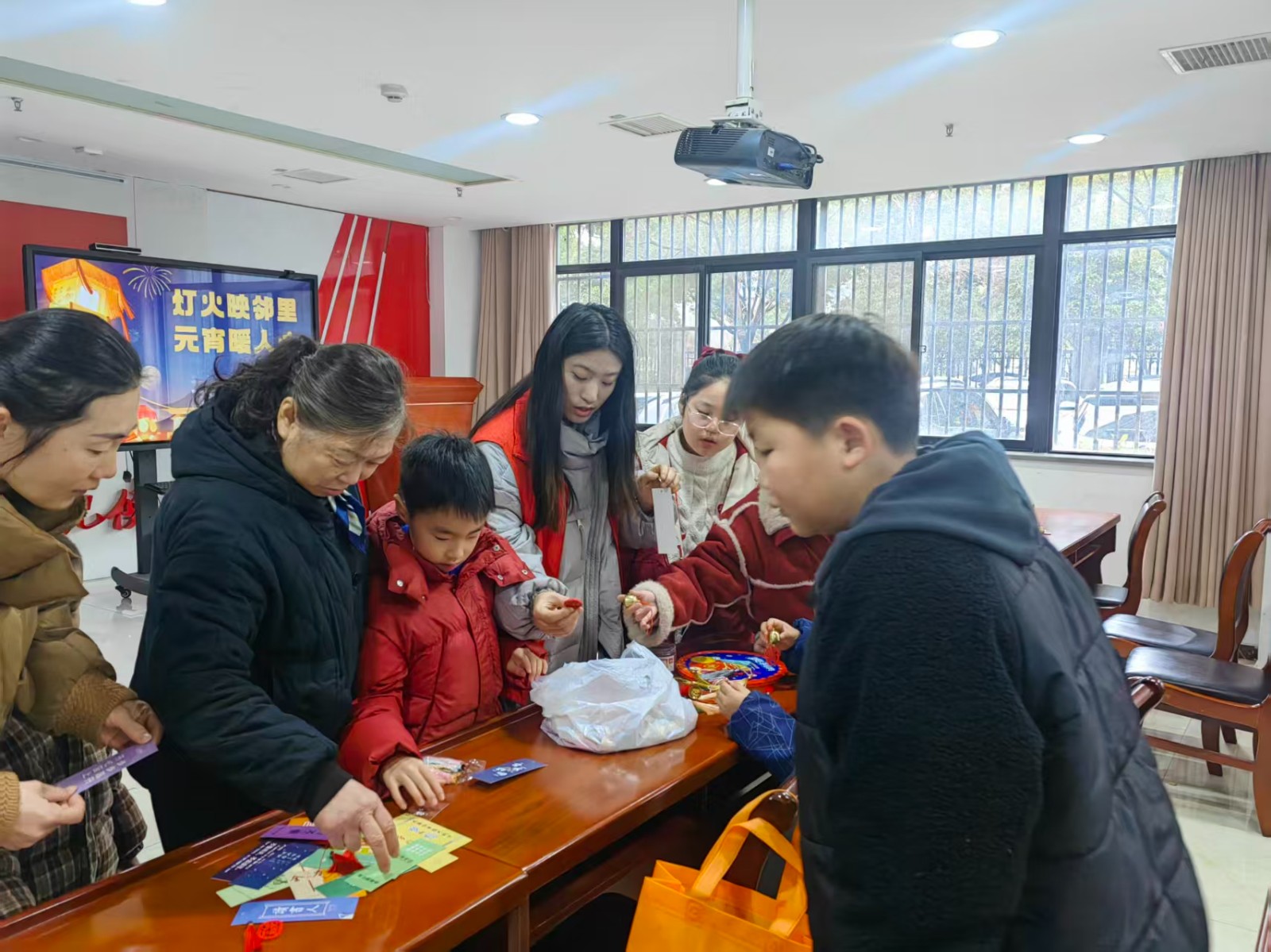 灯火映邻里 元宵暖人心-2.jpg