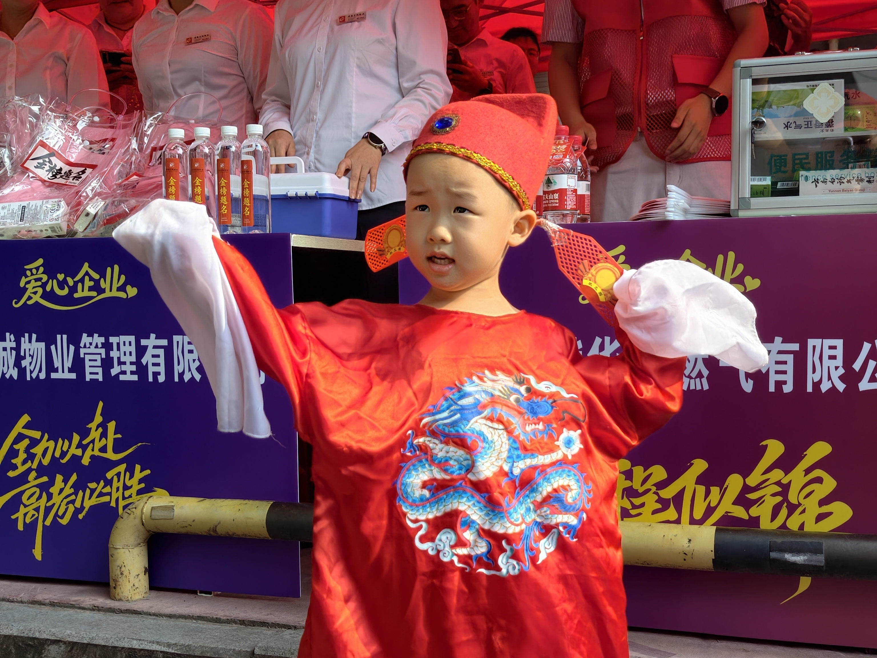 合肥市五十中学西校教育集团贵池路校区考点外,三岁半萌娃演唱女驸马中状元,为哥哥加油打气。_副本.jpg