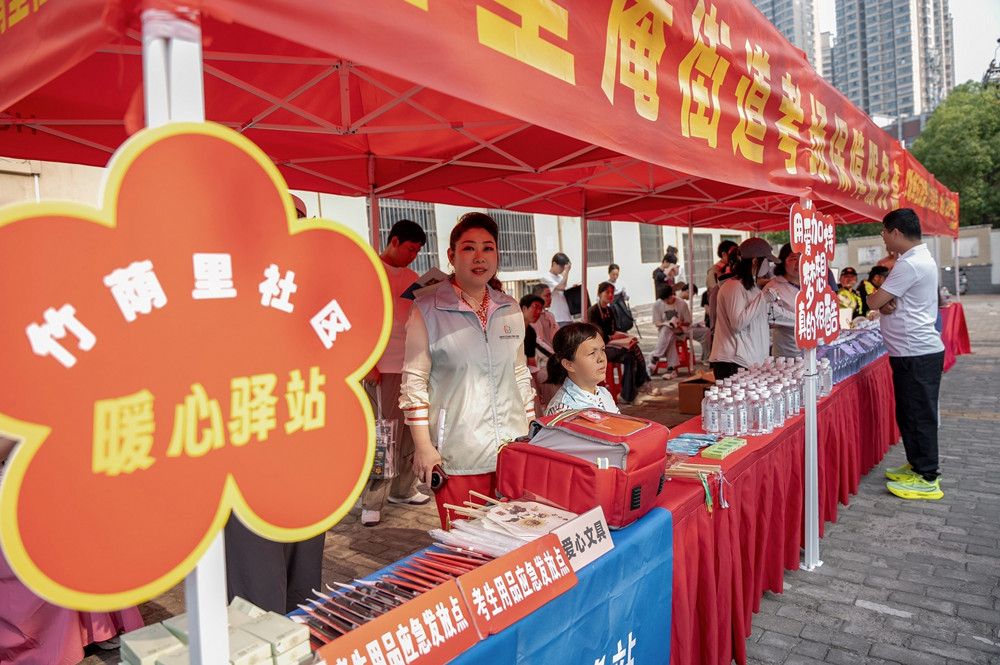 三里庵街道设立多处服务点为考生和送考家长提供服务_副本.jpg 三里庵街道设立多处服务点为考生和送考家长提供服务_副本.jpg
